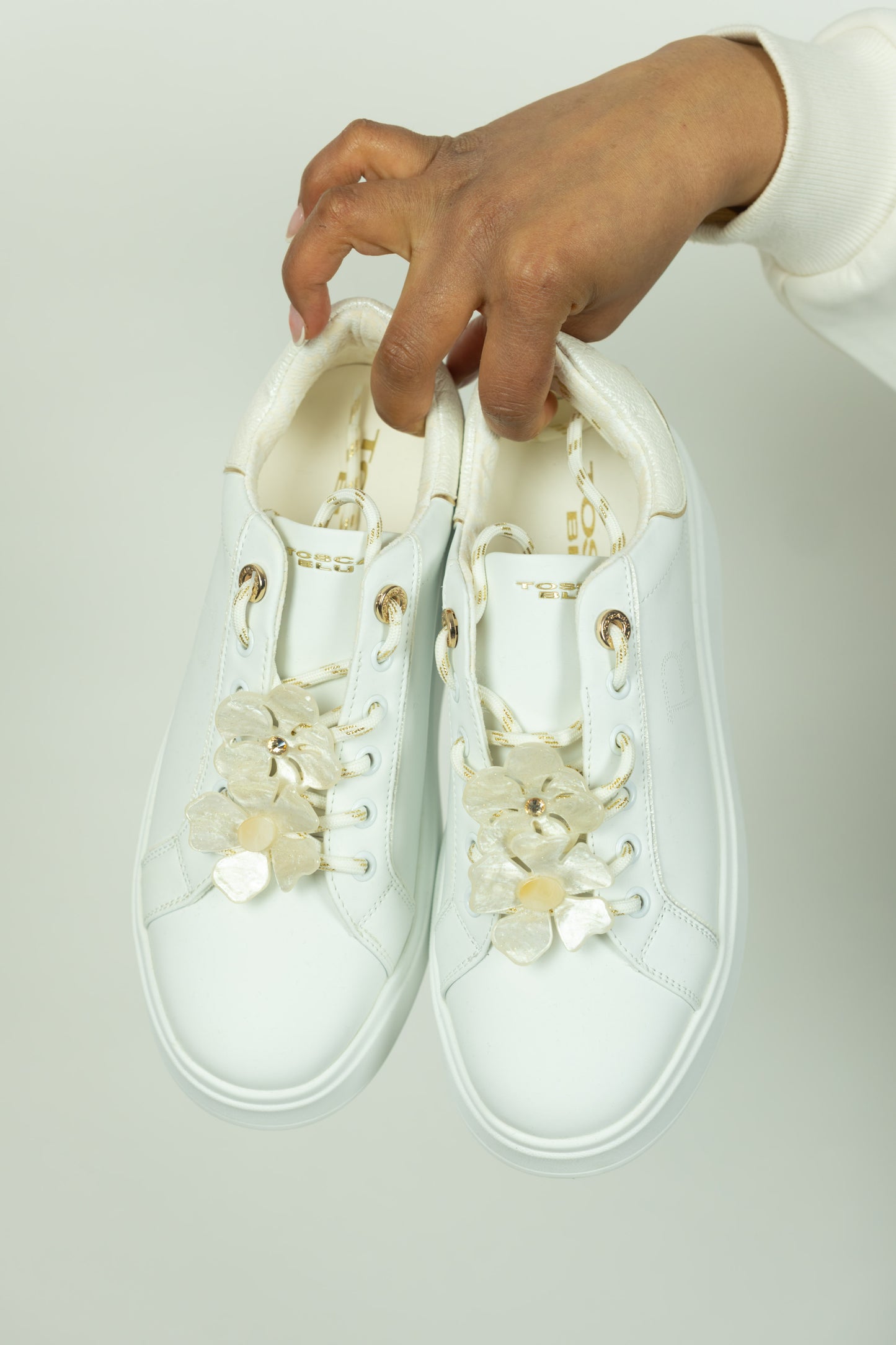 SNEAKERS TOSCA BLU CLARA IN PELLE CON ACCESSORIO FIORE BIANCO