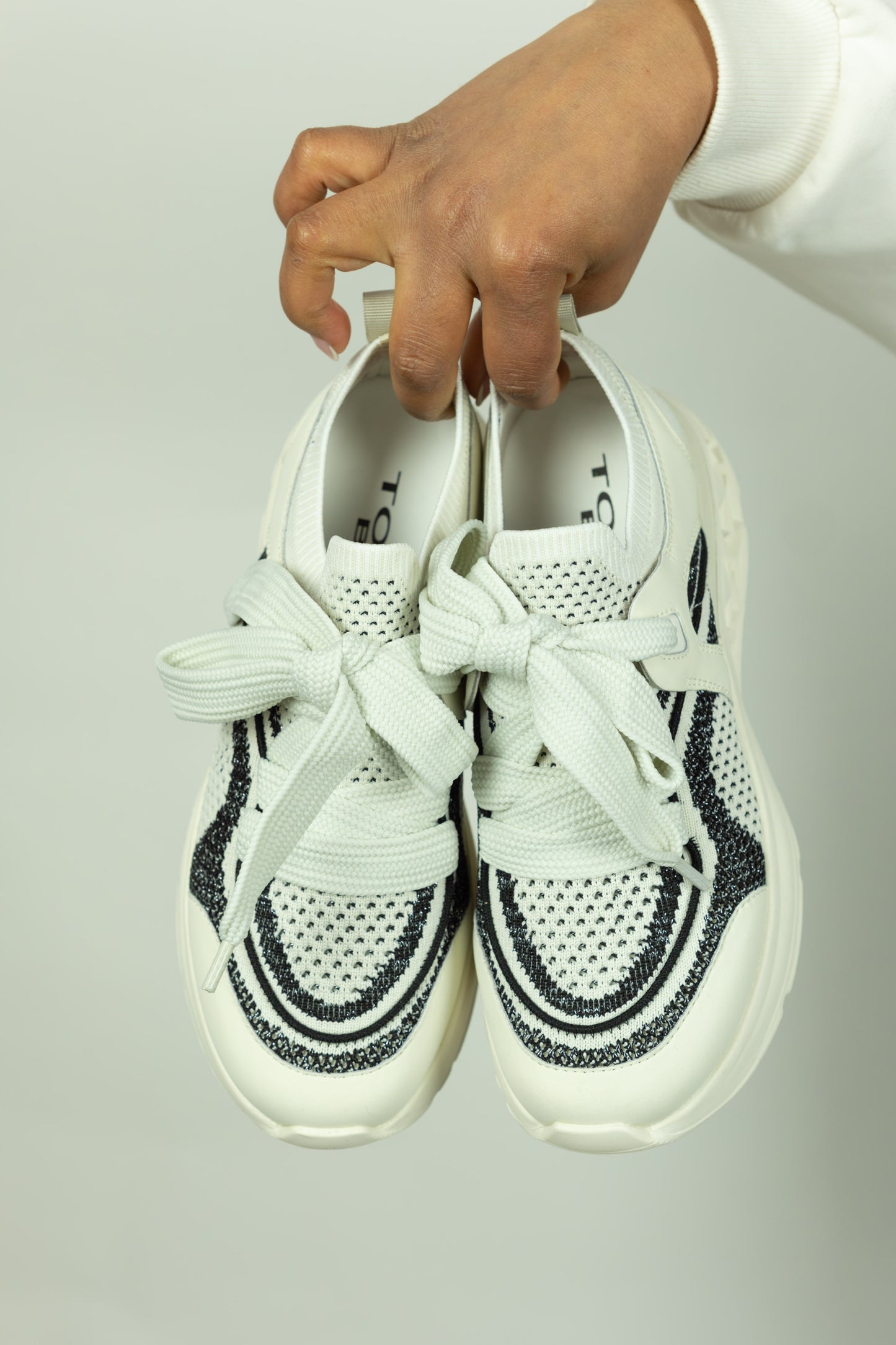 SNEAKERS STELLA CON MAXI STRINGHE COLORE NERO