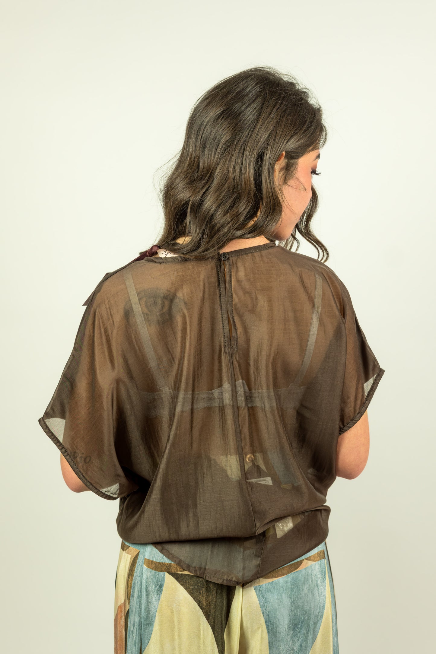 BLUSA MARRONE TRASPARENTE DIETRO MEME ROAD