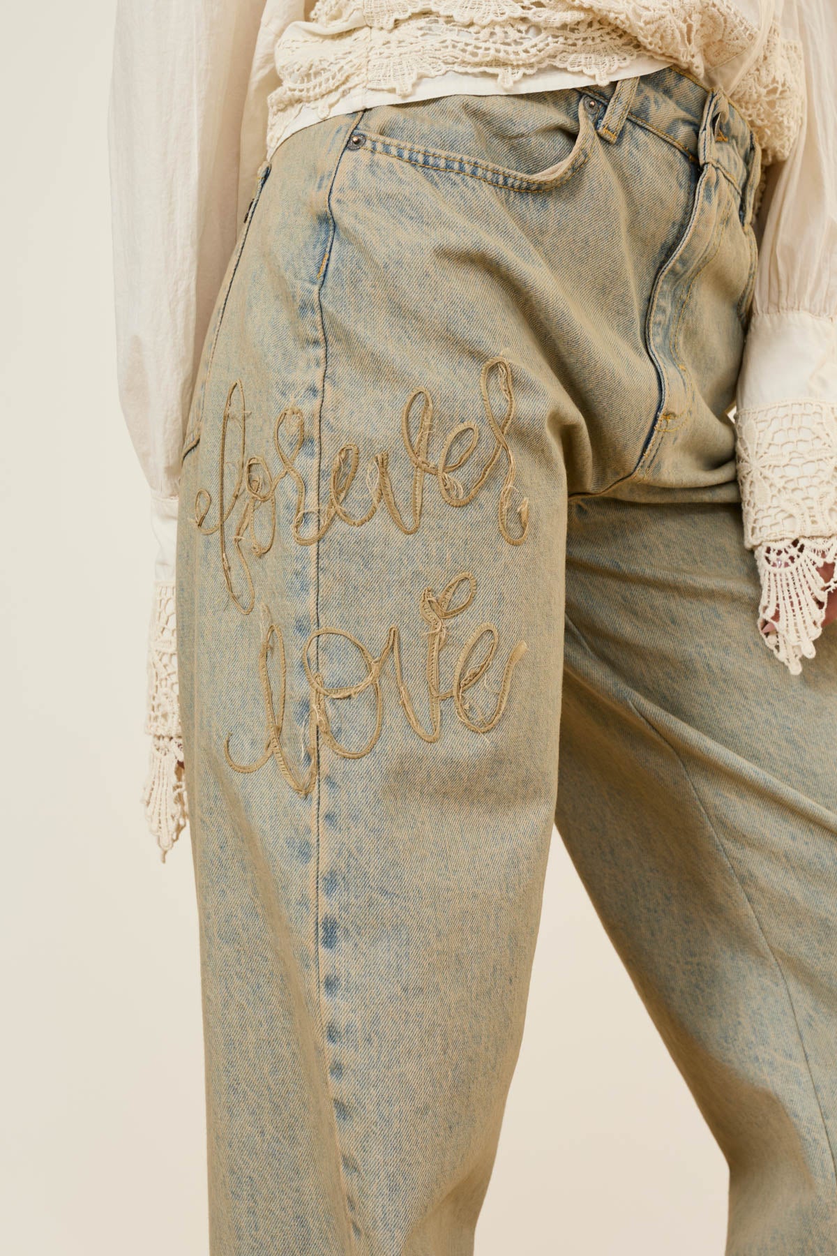 JEANS SOUVENIR DENIM CON RICAMI