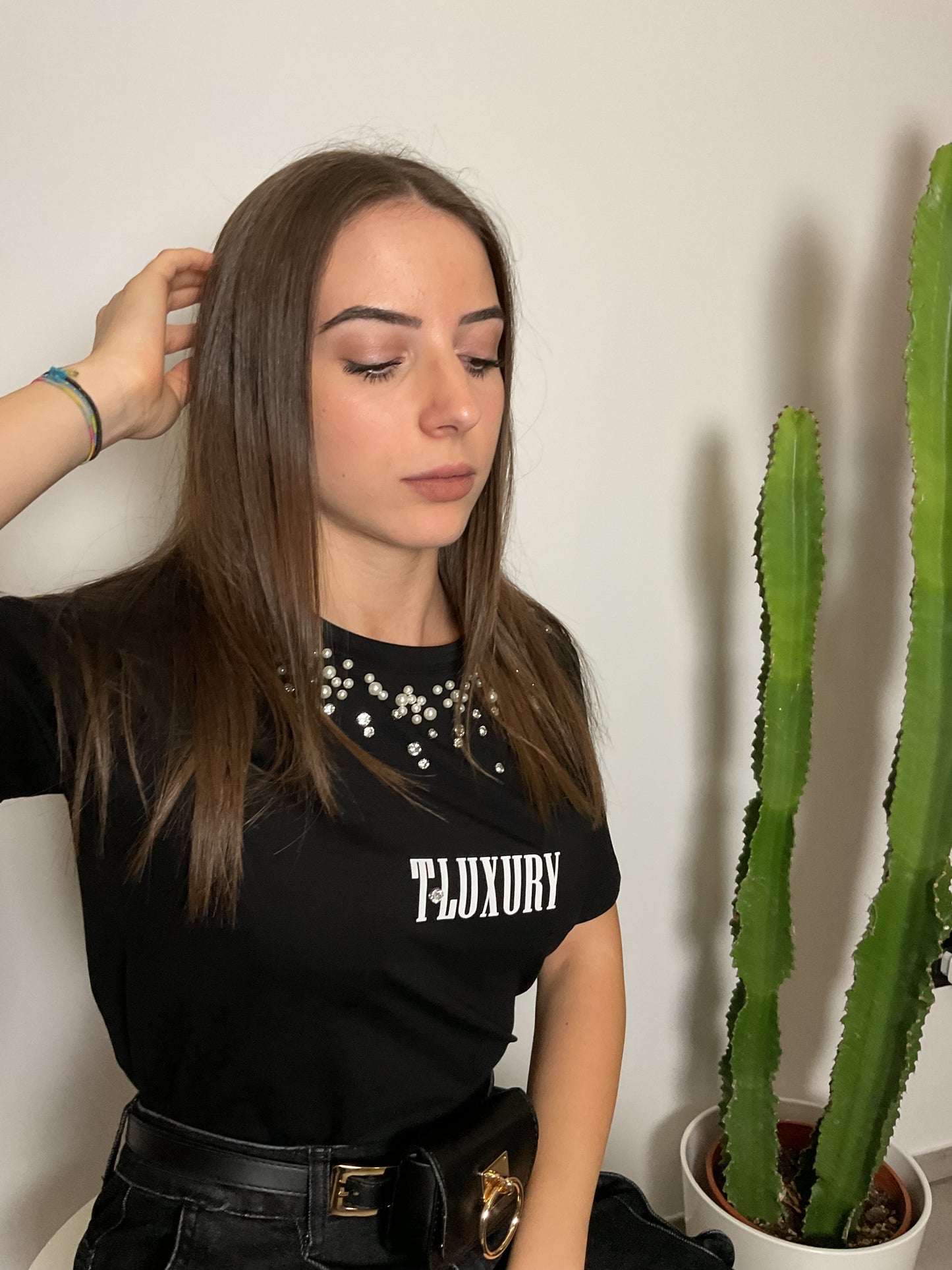 T-shirt Trash and Luxury nera con strass e perle