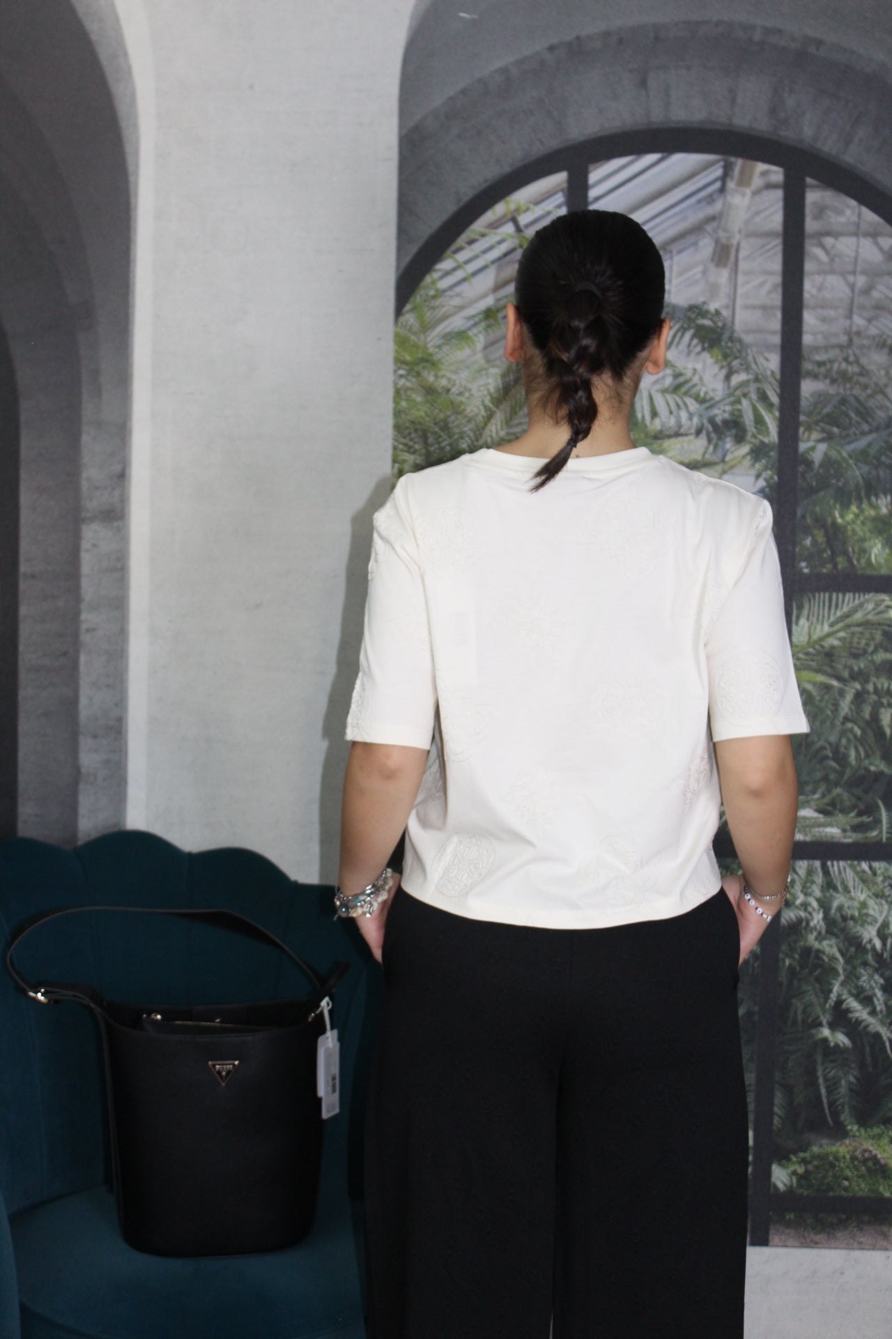 T-SHIRT GUESS LOGO PANNA