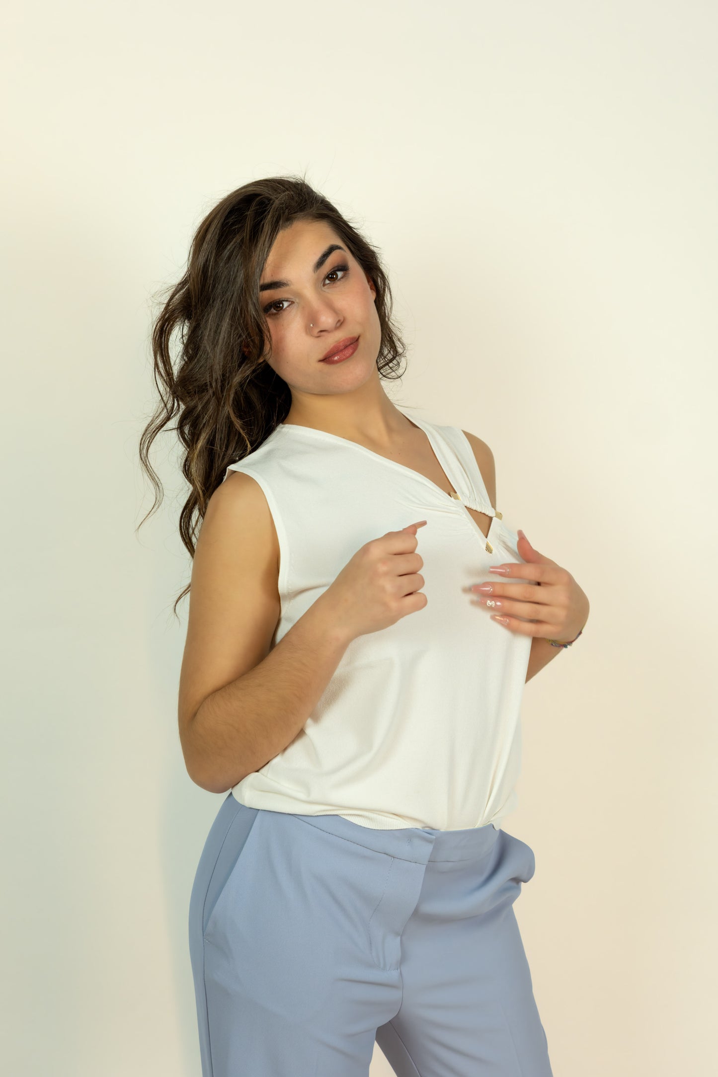 TOP KAOS CON ACCESSORIO ORO