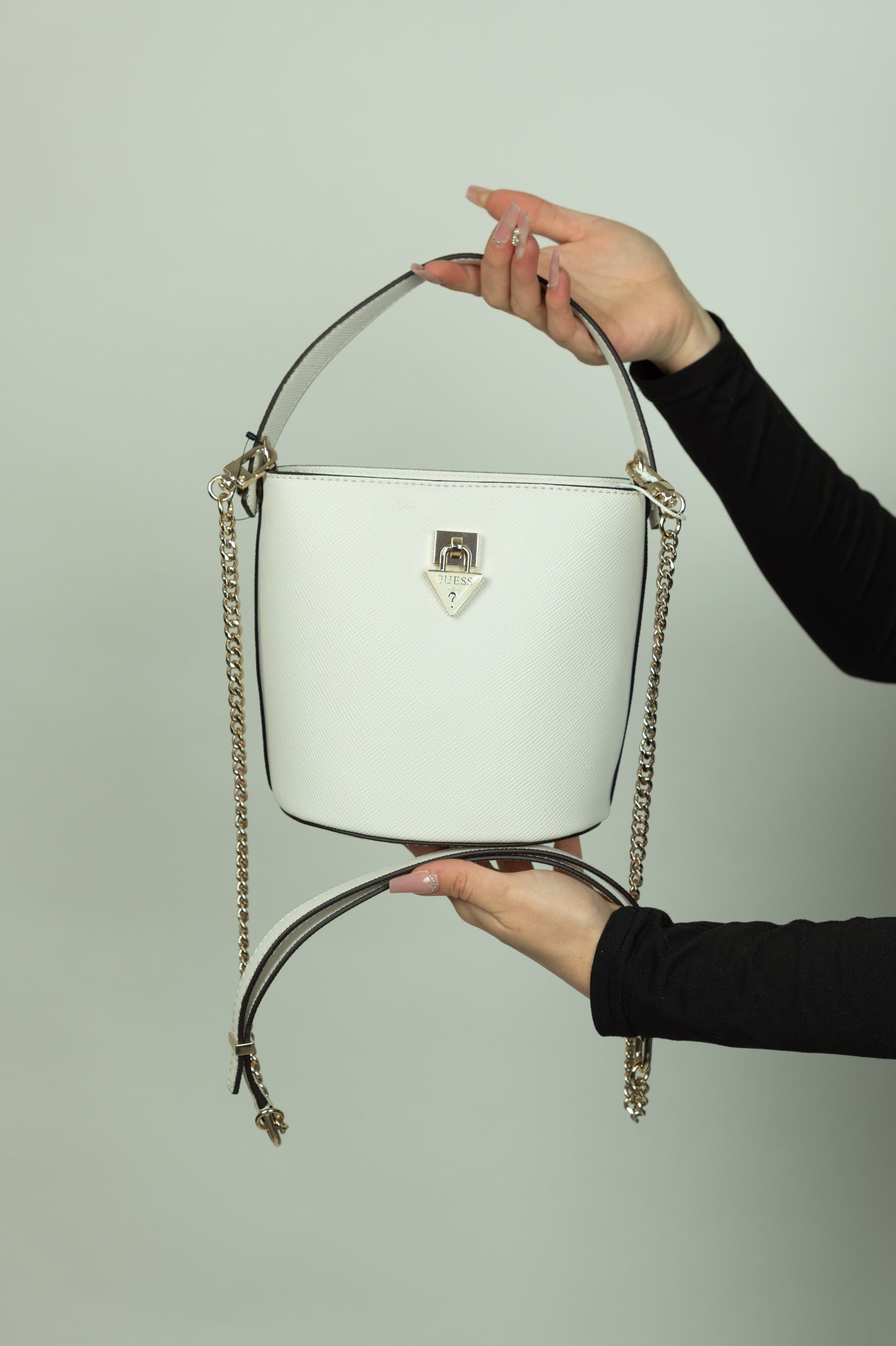 SECCHIELLO A MANO E TRACOLLA PANNA GUESS