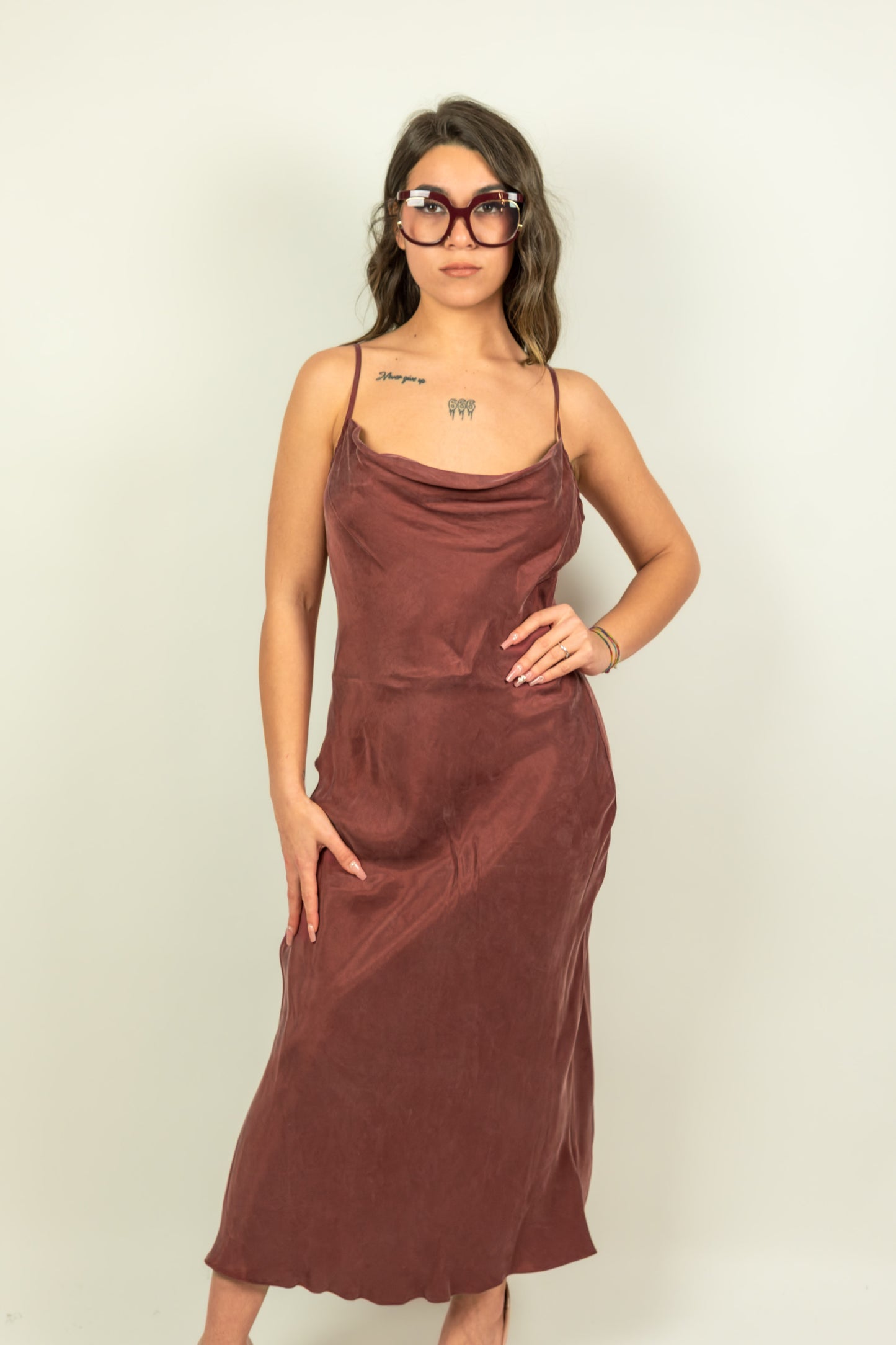 ABITO MARRONE GUESS