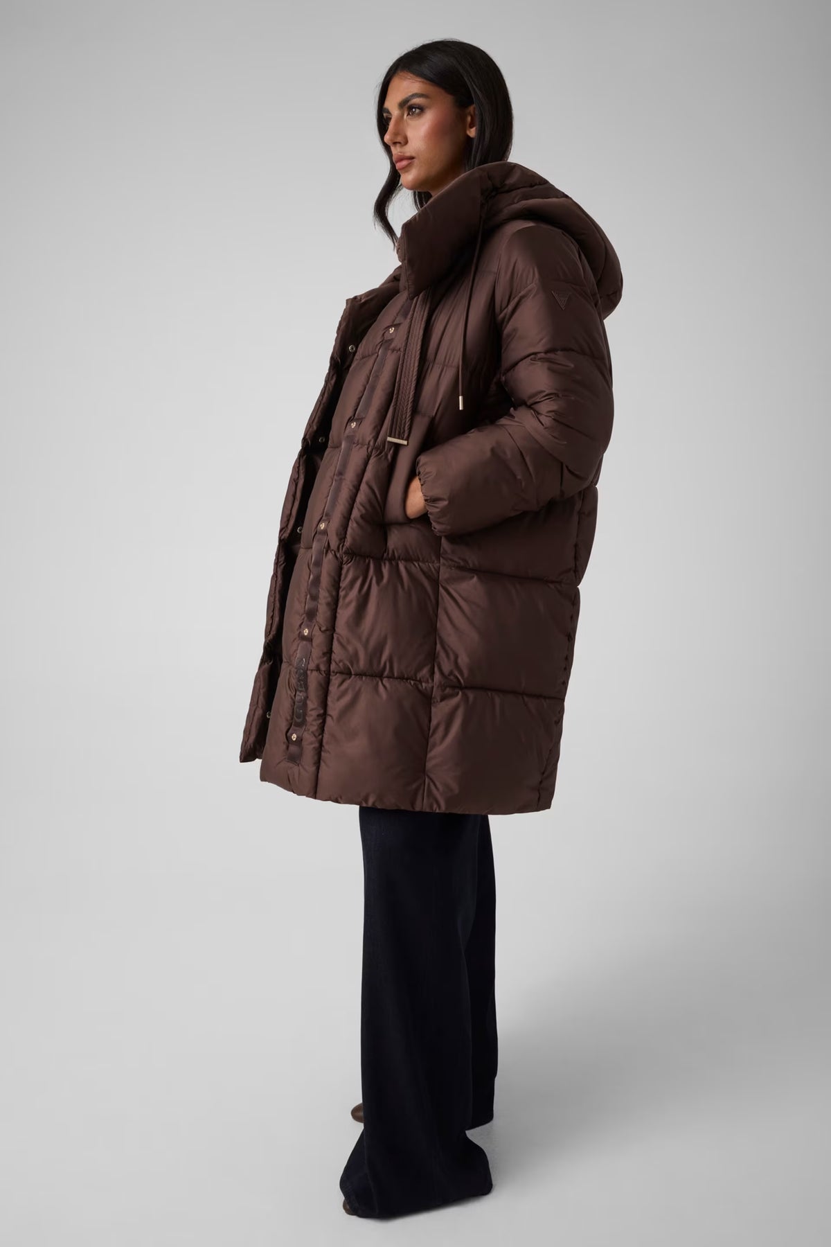 PIUMINO DI MEDIA LUNGHEZZA GUESS MARRONE