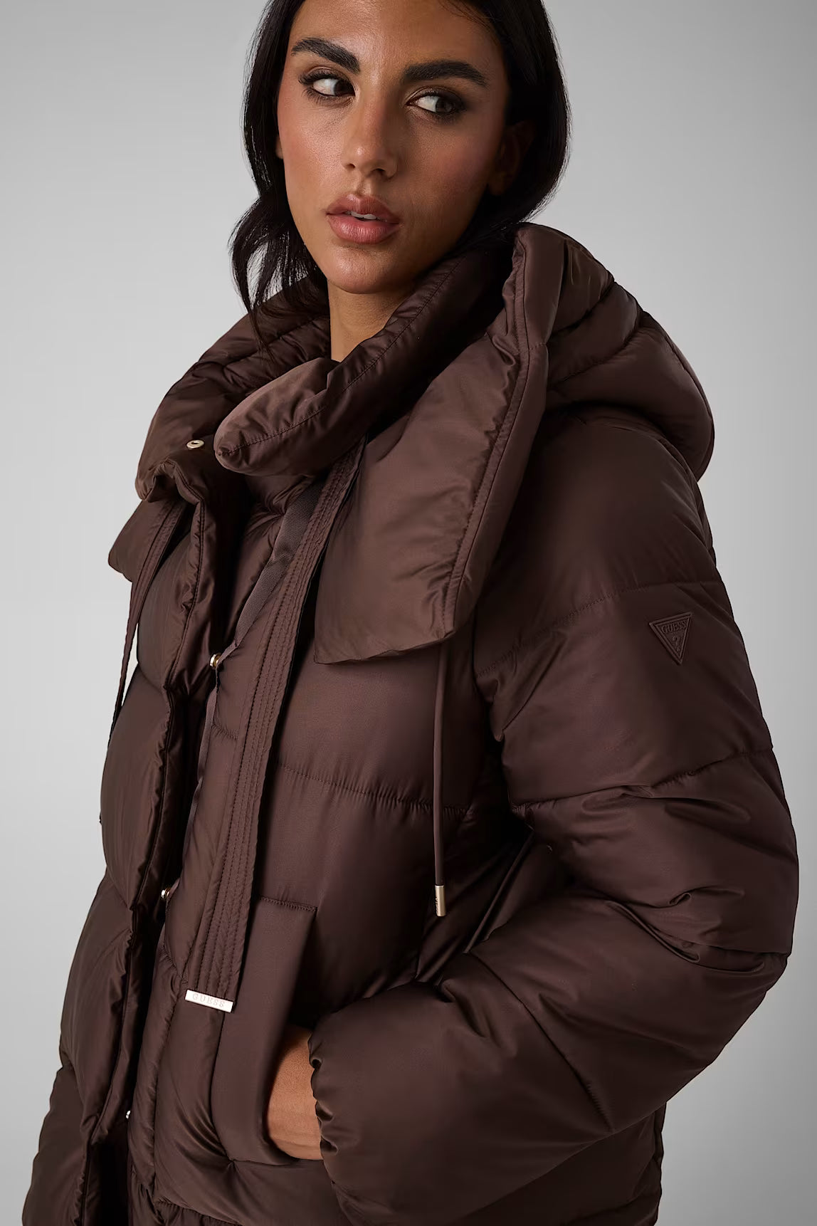 PIUMINO DI MEDIA LUNGHEZZA GUESS MARRONE