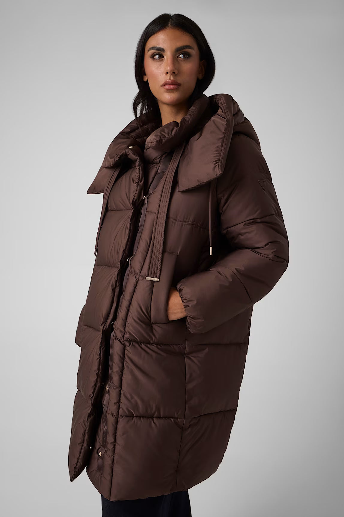 PIUMINO DI MEDIA LUNGHEZZA GUESS MARRONE