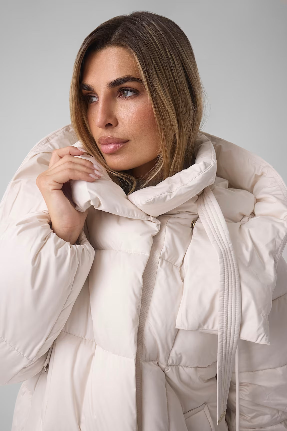 PIUMINO GUESS BIANCO MEDIA LUNGHEZZA