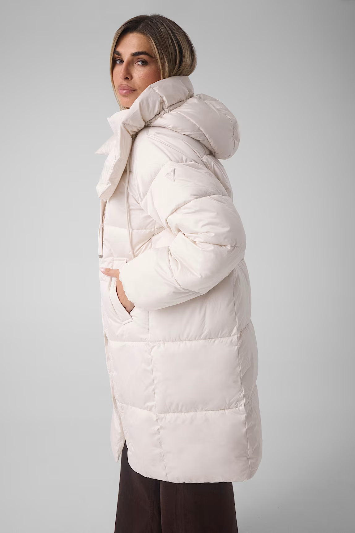 PIUMINO GUESS BIANCO MEDIA LUNGHEZZA