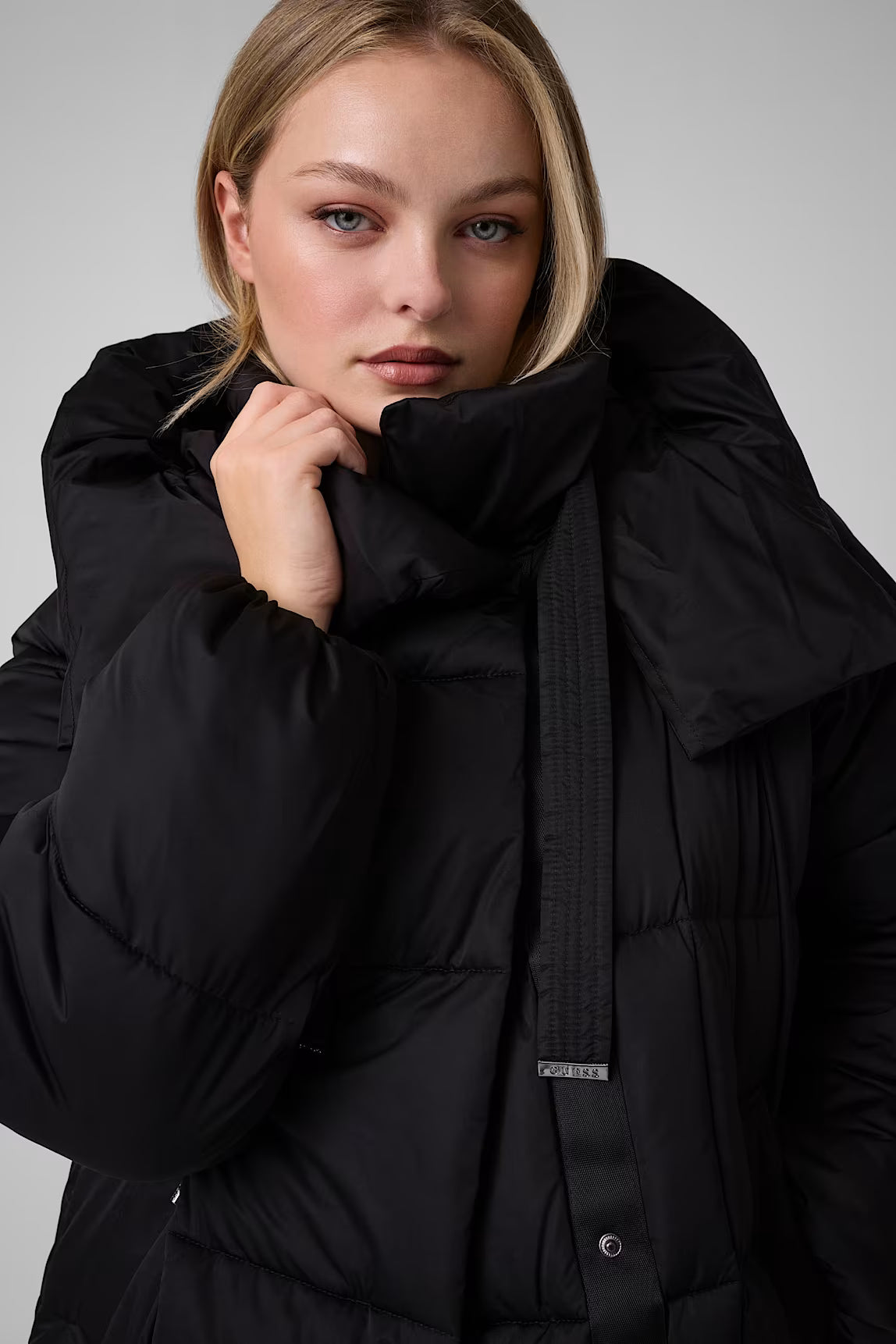 PIUMINO MEDIA LUNGHEZZA GUESS NERO