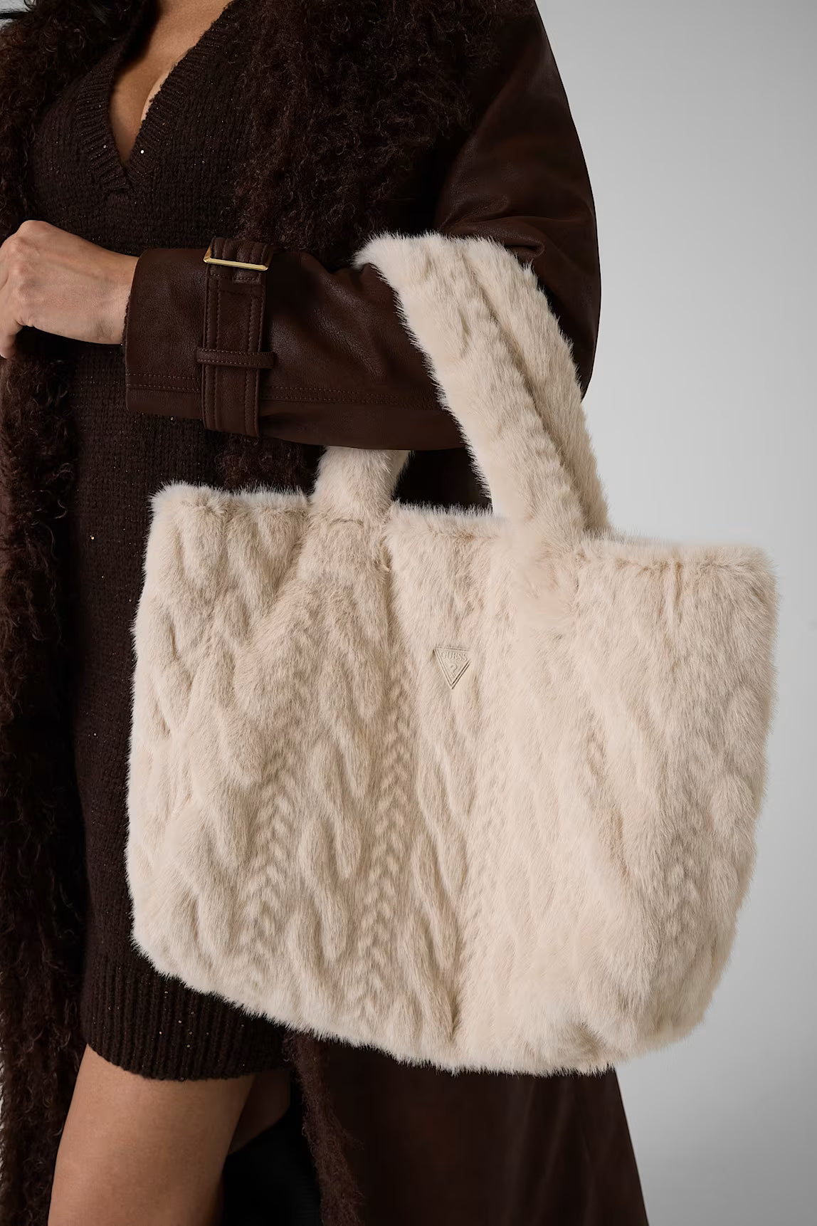 BORSA GUESS INTRECCIATA IN PELLICCIA SINTETICA BIANCA
